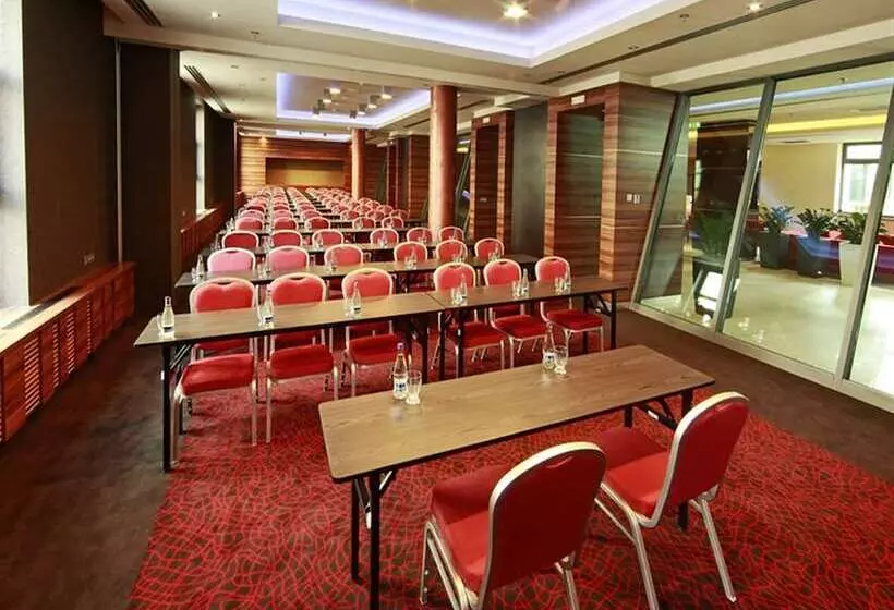 هتل Holiday Inn Trnava, An Ihg