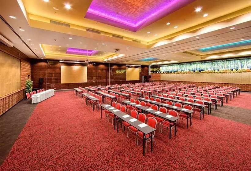 هتل Holiday Inn Trnava, An Ihg