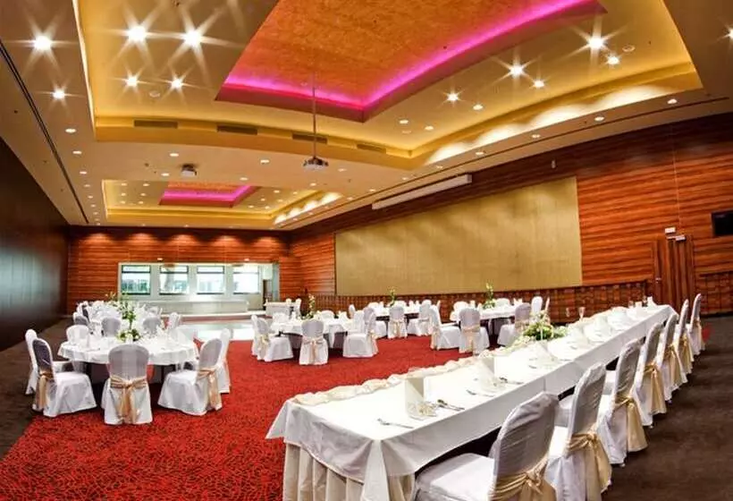 هتل Holiday Inn Trnava, An Ihg