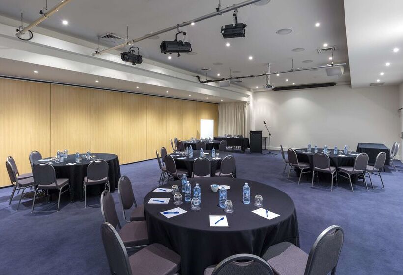 בית מלון כפרי Oaks Resort & Spa Hervey Bay