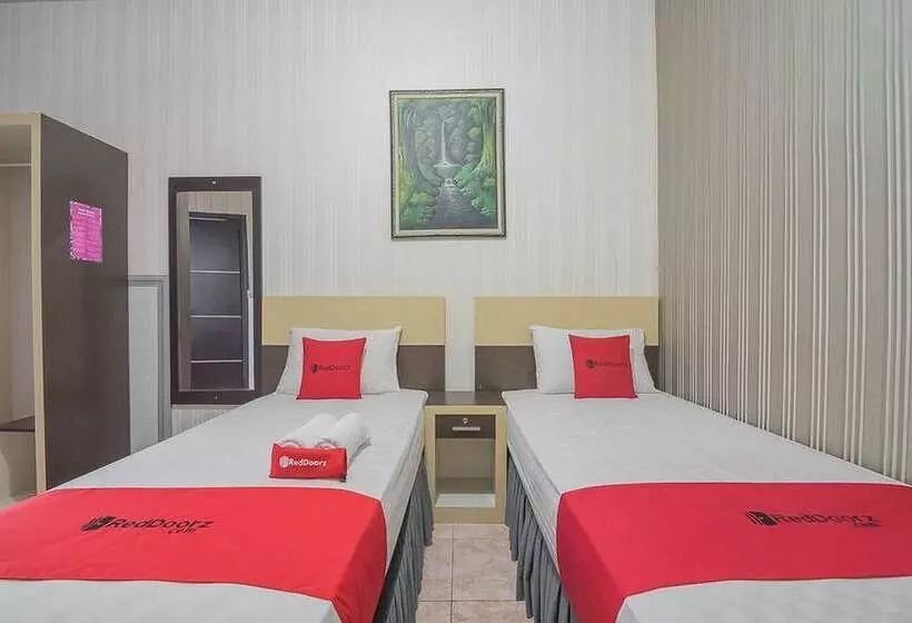 Hotelli Reddoorz Syariah Near Taman Rozeline Penajam