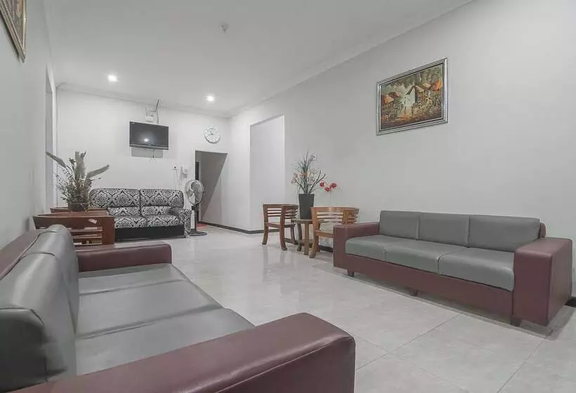 Hotelli Reddoorz Syariah Near Taman Rozeline Penajam