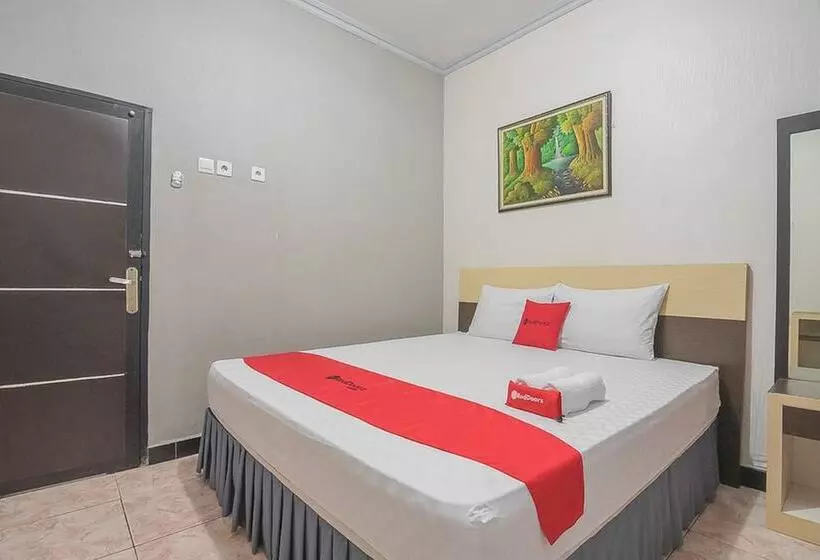 Hotelli Reddoorz Syariah Near Taman Rozeline Penajam