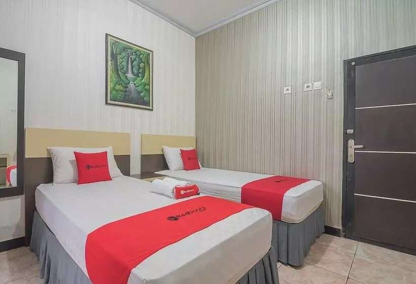 Hotelli Reddoorz Syariah Near Taman Rozeline Penajam