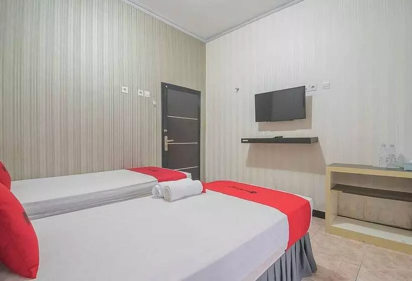 Hotelli Reddoorz Syariah Near Taman Rozeline Penajam