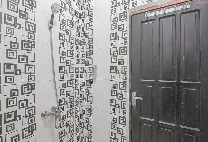 Hotelli Reddoorz Syariah Near Taman Rozeline Penajam