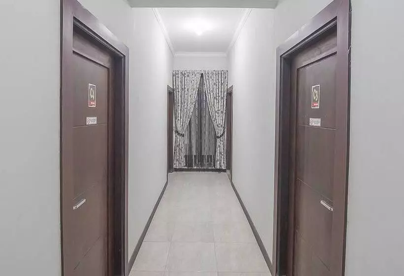 Hotelli Reddoorz Syariah Near Taman Rozeline Penajam