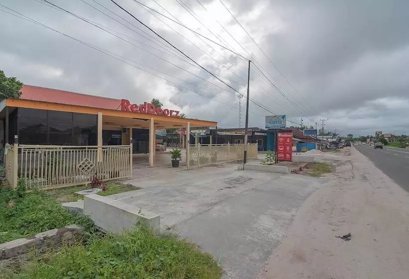 ホテル Reddoorz Syariah @ Jalan Tjilik Riwut