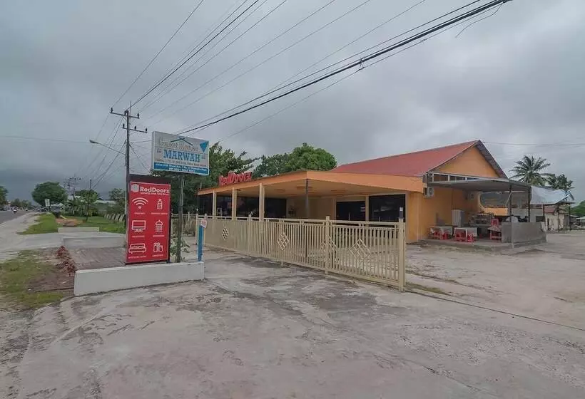 ホテル Reddoorz Syariah @ Jalan Tjilik Riwut