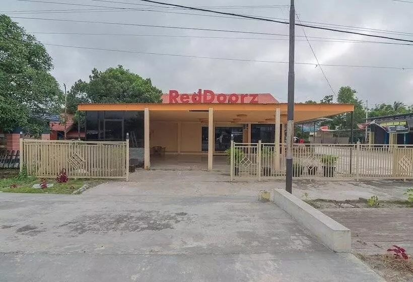 ホテル Reddoorz Syariah @ Jalan Tjilik Riwut