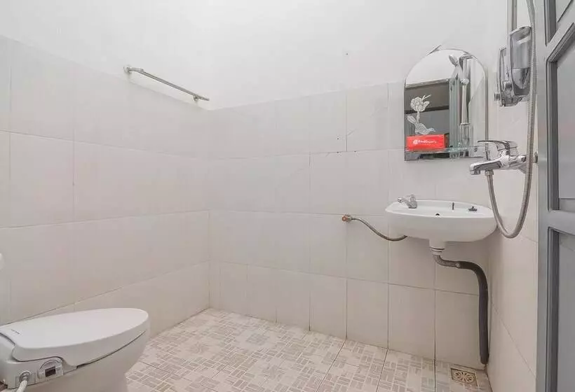 ホテル Reddoorz Syariah @ Jalan Tjilik Riwut
