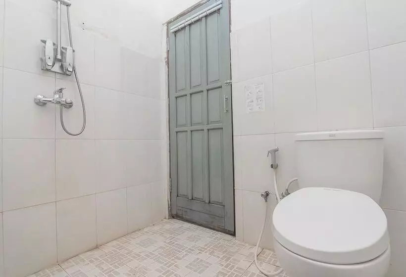 ホテル Reddoorz Syariah @ Jalan Tjilik Riwut