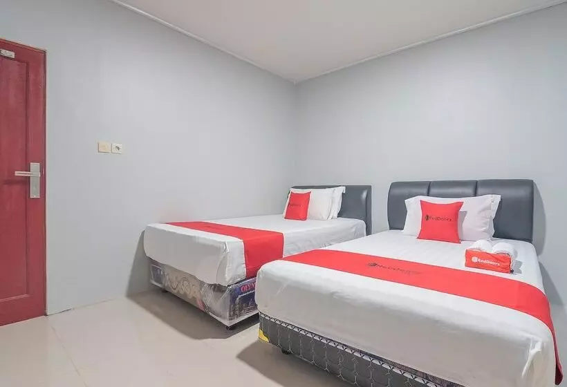 ホテル Reddoorz Syariah @ Jalan Tjilik Riwut