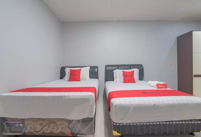 ホテル Reddoorz Syariah @ Jalan Tjilik Riwut