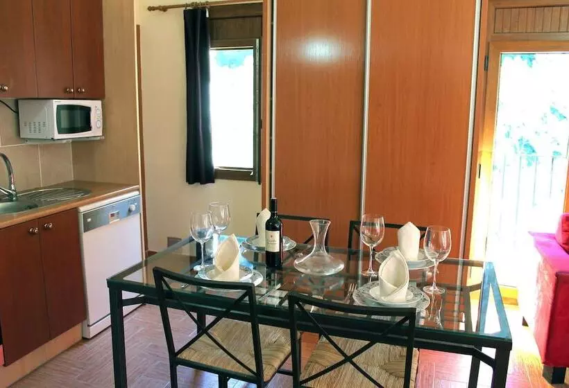 مسافرخانه Apartamentos Anem 3000