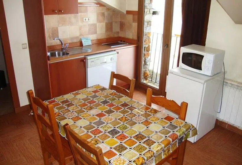 مسافرخانه Apartamentos Anem 3000