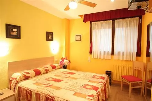 פונדק Mesón Del Barro