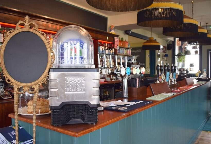 هاستل The Stirling Arms Pub & Rooms