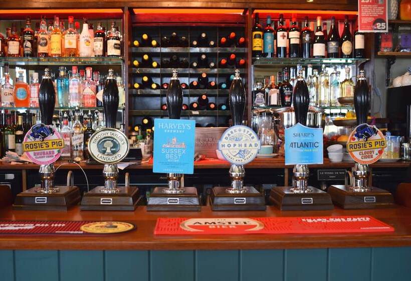 هاستل The Stirling Arms Pub & Rooms