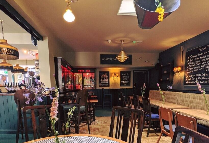 هاستل The Stirling Arms Pub & Rooms