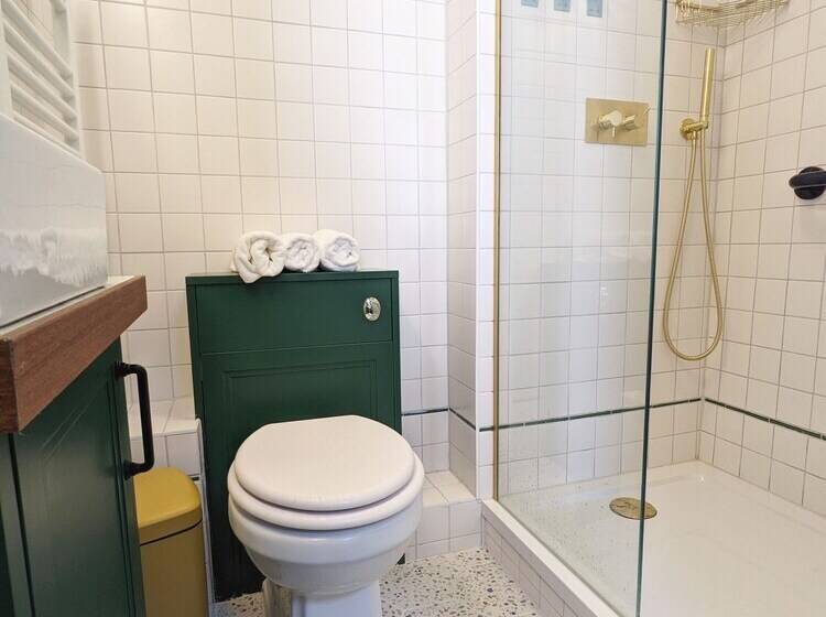 هاستل The Stirling Arms Pub & Rooms