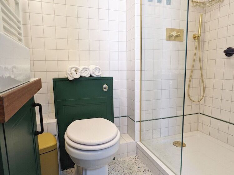 هاستل The Stirling Arms Pub & Rooms