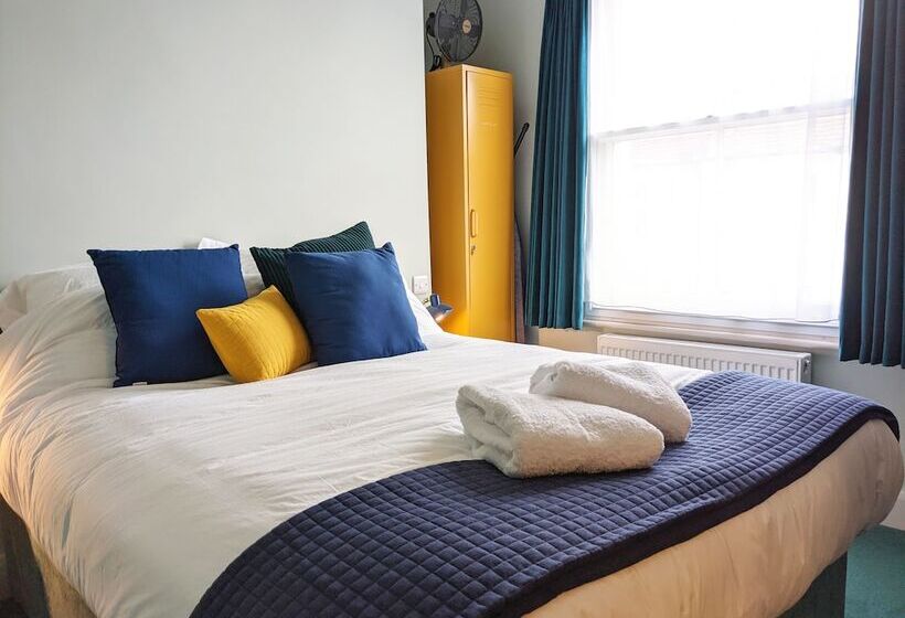 هاستل The Stirling Arms Pub & Rooms