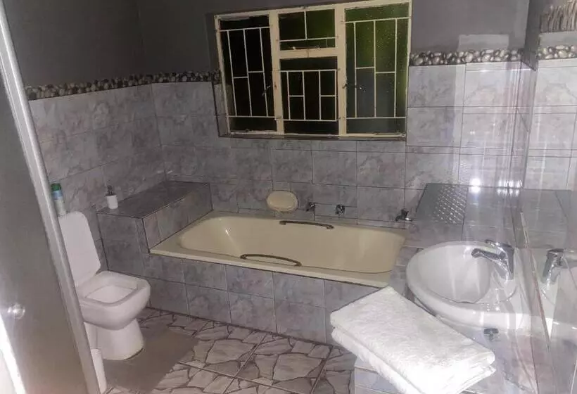 ベッドアンドブレックファースト Warmbaths Thai Spa And Guest House