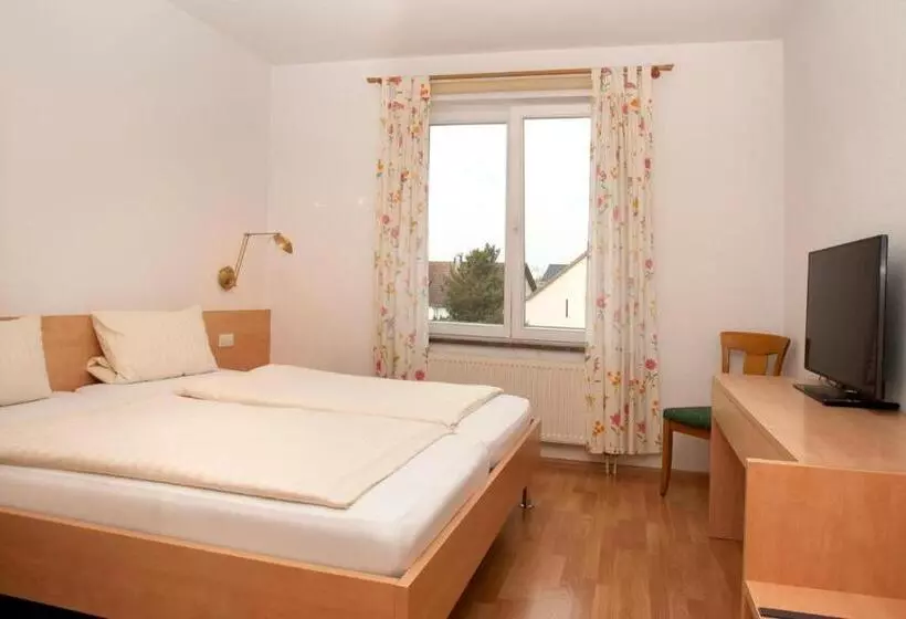 Hotelli Villa Martino   Zum Hirsch