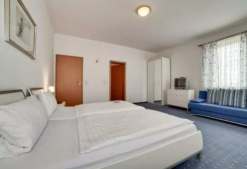 Hotelli Villa Martino   Zum Hirsch