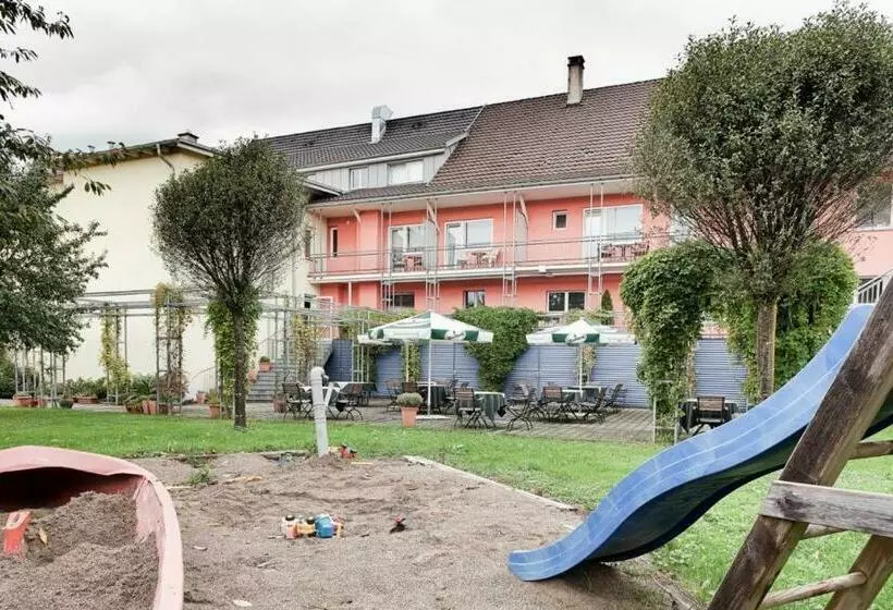 Hotelli Villa Martino   Zum Hirsch