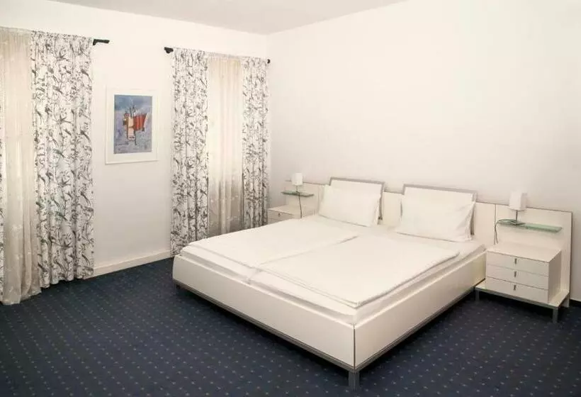 Hotelli Villa Martino   Zum Hirsch