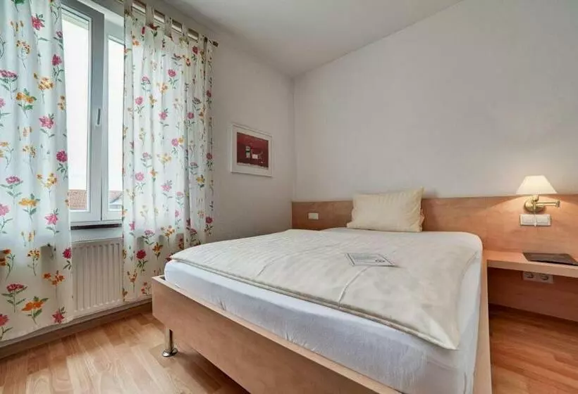 Hotelli Villa Martino   Zum Hirsch