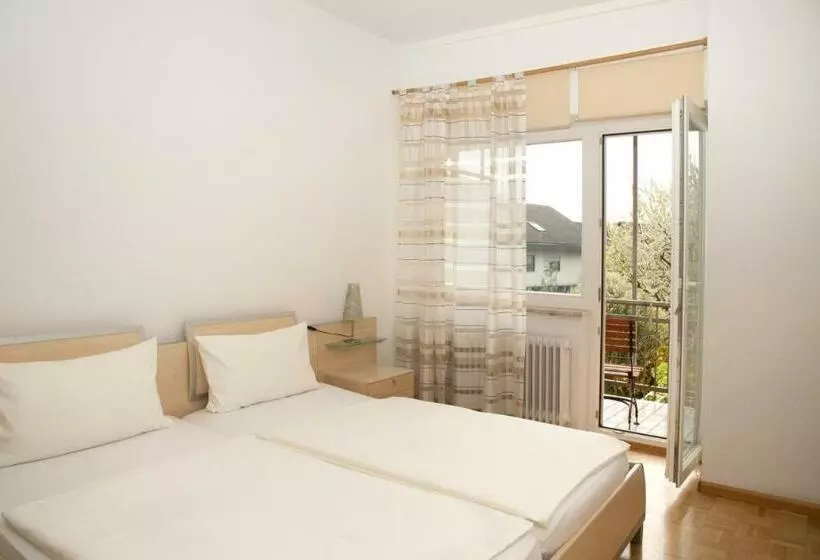 Hotelli Villa Martino   Zum Hirsch