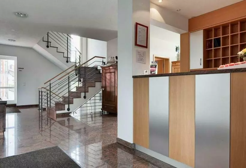 Hotelli Villa Martino   Zum Hirsch