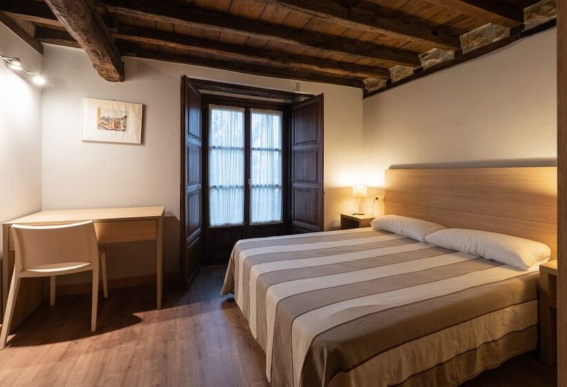 فندق ريفى Apartamentos Posada La Robla