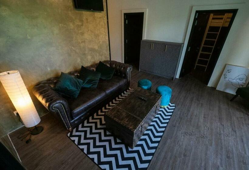 הוסטל Solitude Space