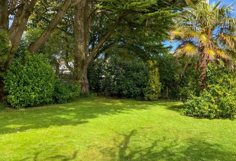 Aamiaismajoitus (B&B) Boswenna