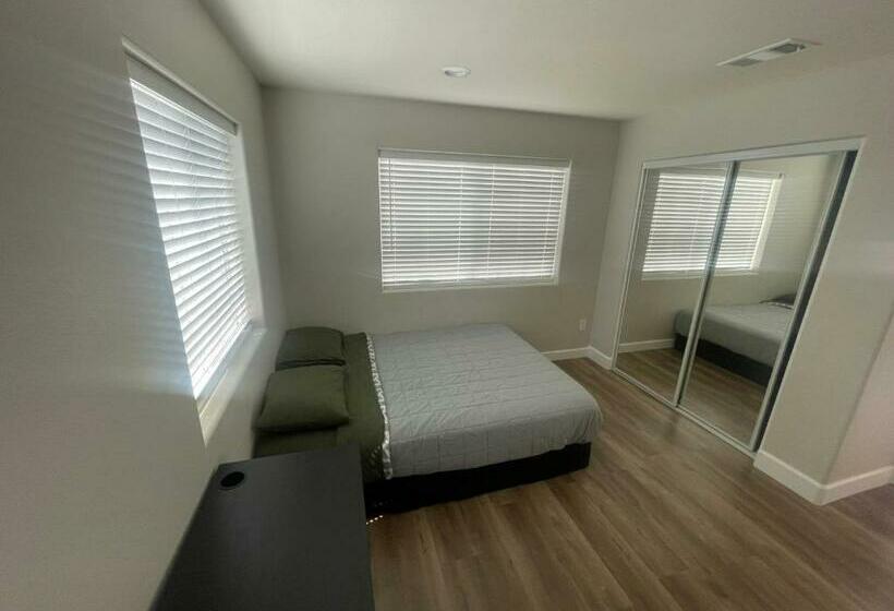 הוסטל Humble Home Santa Ana 2