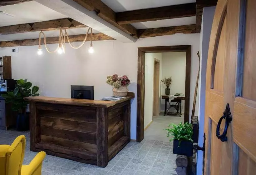 تختخواب و صبحانه House Troha