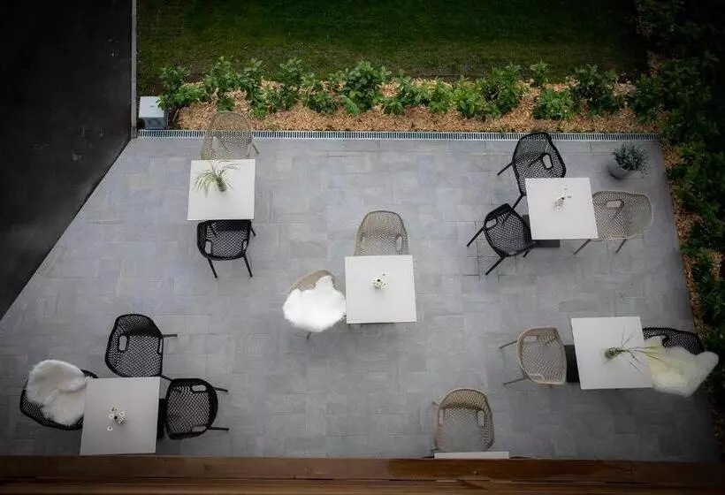 تختخواب و صبحانه House Troha