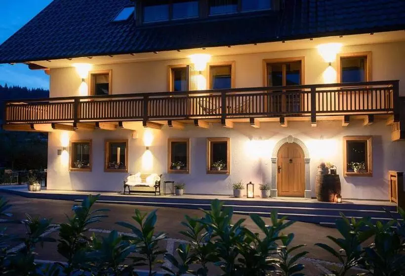 تختخواب و صبحانه House Troha