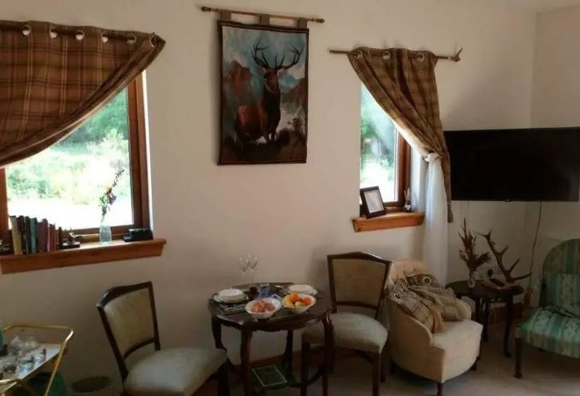 تختخواب و صبحانه Dalmunach House