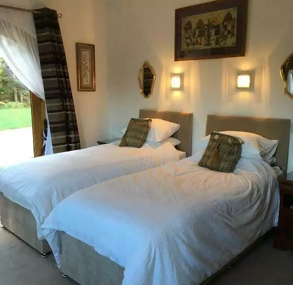 تختخواب و صبحانه Dalmunach House