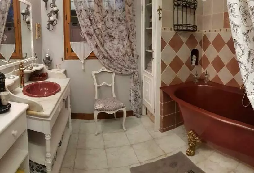 تختخواب و صبحانه La Marlottine