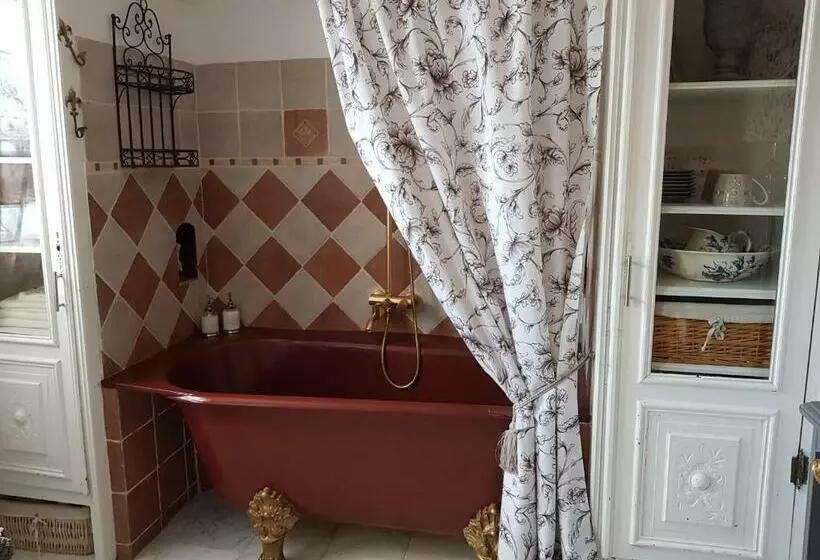 تختخواب و صبحانه La Marlottine