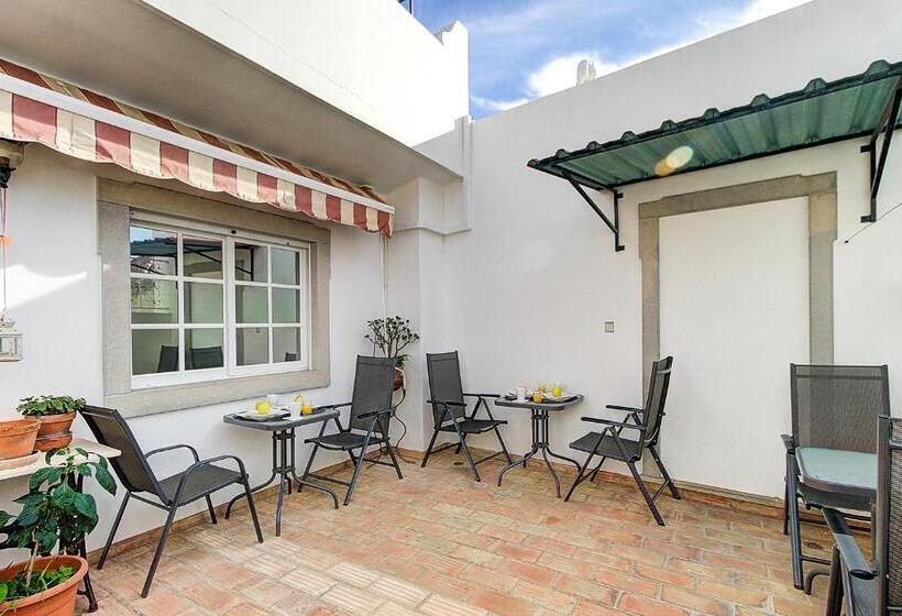 پانسیون Enchanted Villa