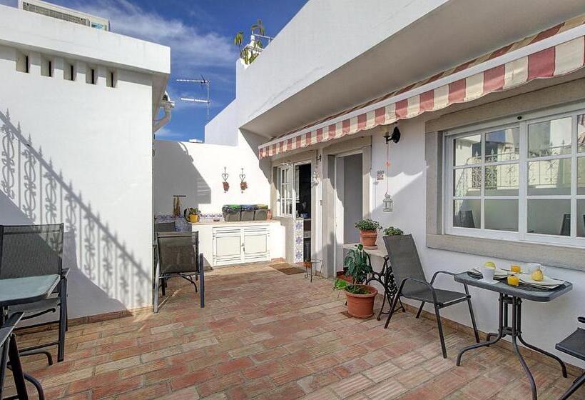 پانسیون Enchanted Villa