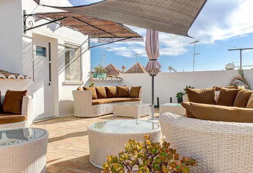 پانسیون Enchanted Villa