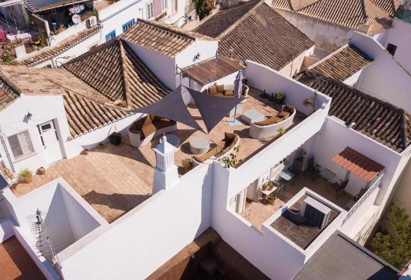 پانسیون Enchanted Villa